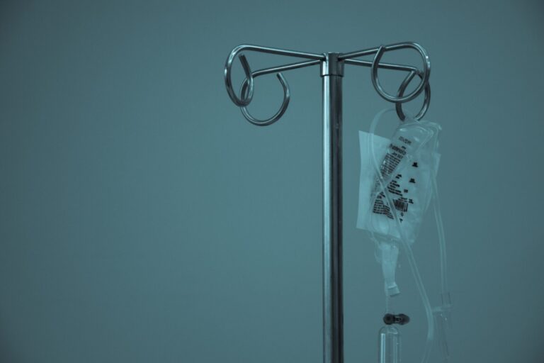 L’Intelligenza artificiale nel processo decisionale clinico: ripensare la responsabilità morale personale