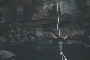 uomo che rischia in bilico