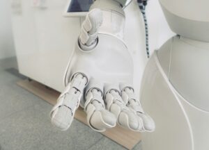 primo piano di una mano di un robot bianca