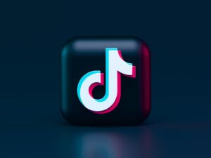 Immagine del logo di TikTok dentro un cubo con i bordi arrotondati.