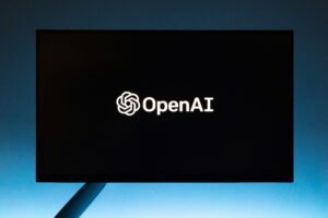 immagine rettangolo nero con scritta centrale in bianco "OpenAI" con il suo logo.