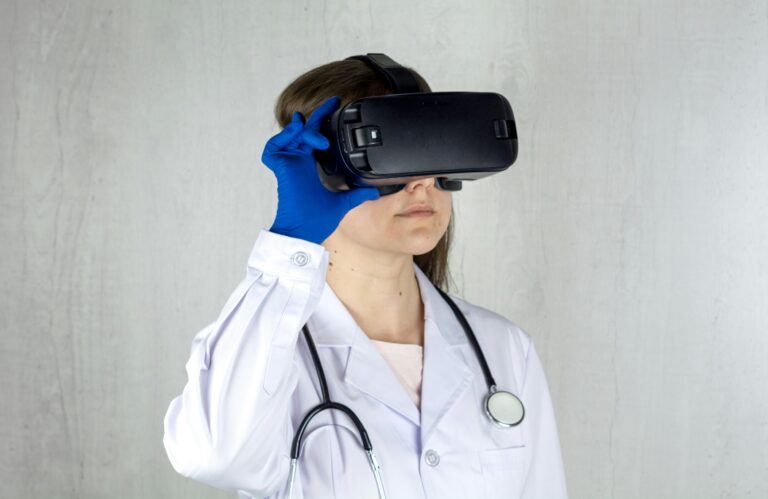 Immagine di un medico donna, con camice e stetofonendoscopio, indossa visore 3D.