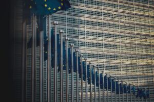 Bandiere europee di fronte al Berlaymont di Bruxelles