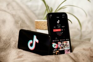 immagini di due telefoni con TikTok top sullo schermo.