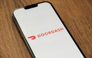 Immagine di cellulare con la schermata di apertura dell'app DoorDash