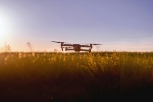Drone in un campo alla luce del tramonto.