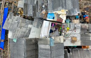Immagine di accampamento in situazione di povertà, vista dall'alto.