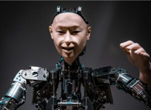 Immagine di robot umanoide. solo il viso ha sembianze umane, il resto è ancora tutto robotico.