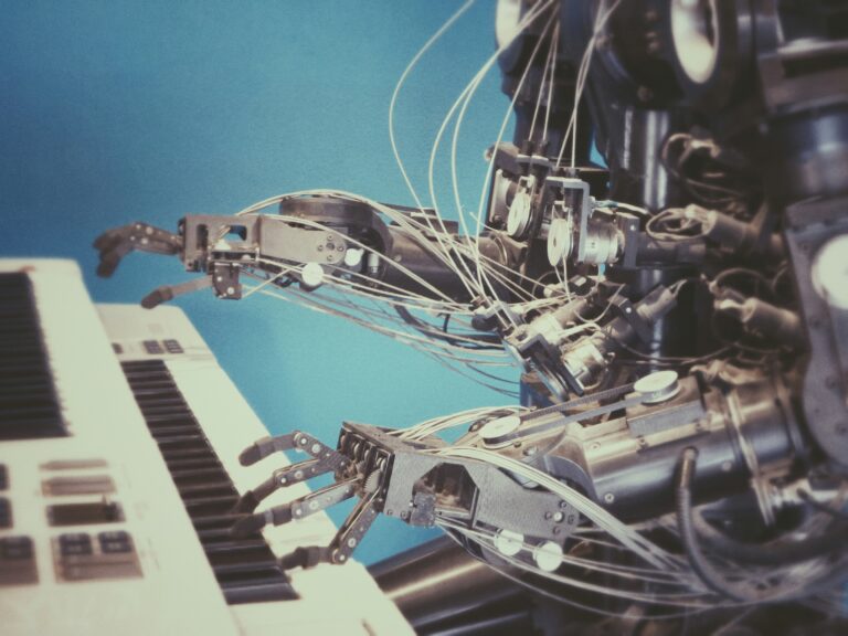 immagine di robot che suona il pianoforte.