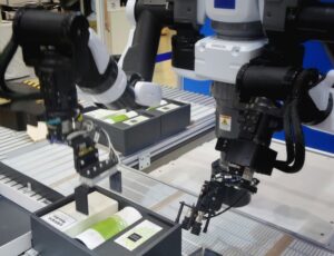 Bracci robotici, che potrebbero essere dotati di AI per l'apprendimento automatico.
