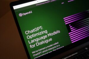 Immagine di schermata di un pc portatile con ChatGPT di OpenAI aperto e scritta "Optimizing Language Models for Dialogue".