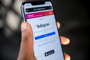 Schermo di un cellulare sulla pagina LogIn di Instagram.