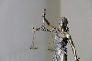 immagine statua della giustizia: donna con bilancia in mano