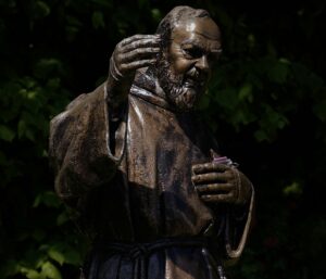Statua di Bronzo di Padre Pio.