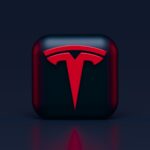 Logo ufficiale di Tesla, di colore rosso su sfondo nero.