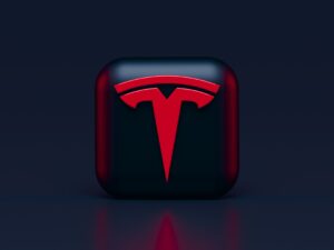 Logo ufficiale di Tesla, di colore rosso su sfondo nero.