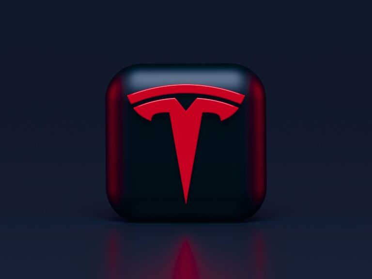 Logo ufficiale di Tesla, di colore rosso su sfondo nero.