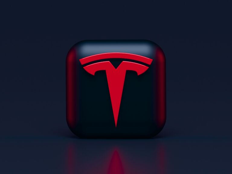 Logo ufficiale di Tesla, di colore rosso su sfondo nero.