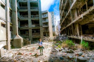 Immagine di città fantasma in seguito a un bombardamento o esplosione.