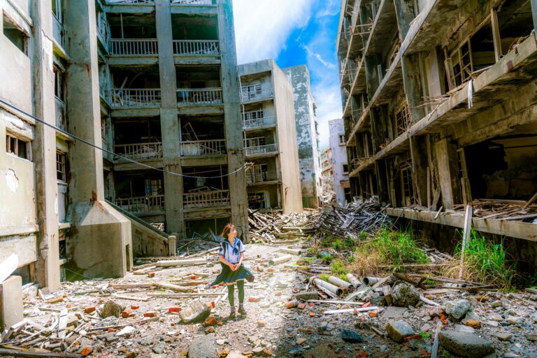 Immagine di città fantasma in seguito a un bombardamento o esplosione.