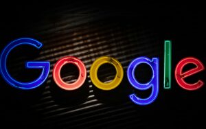 Immagine della scritta Google con dei led.
