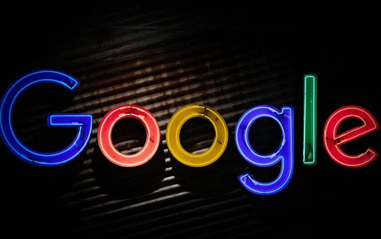 Immagine della scritta Google con dei led.