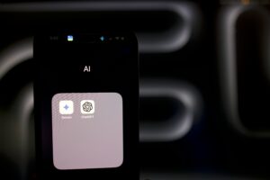 Schermata di un cellulare con 2 diverse app AI