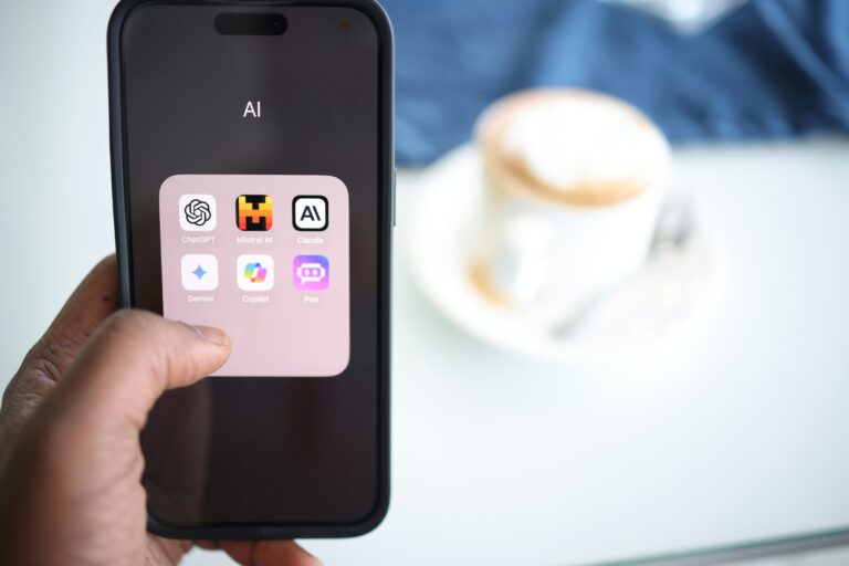 Immagina di schermata cellulare iPhone con varie app di AI tra cui copilot e OpenAI